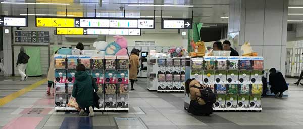 ｊｒ秋葉原駅 昭和通り改札付近の大型広告 19年4月 猫の貯金箱